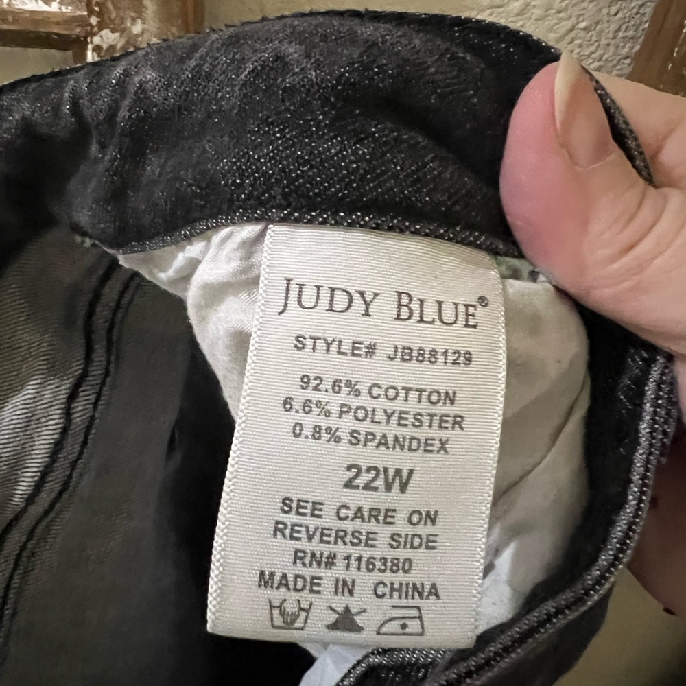 Judy Blue Black Denim Jeans with Label Detail - Picture 3 of 5